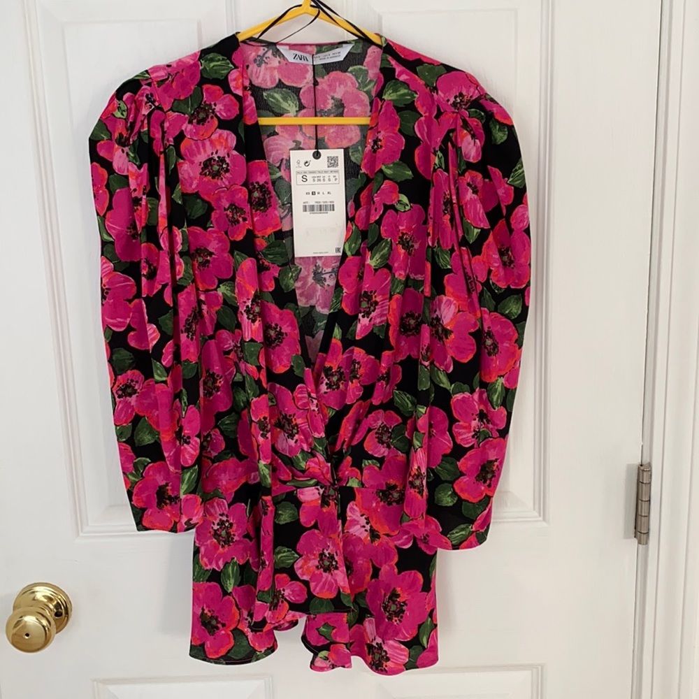 NWT. Zara top  size S